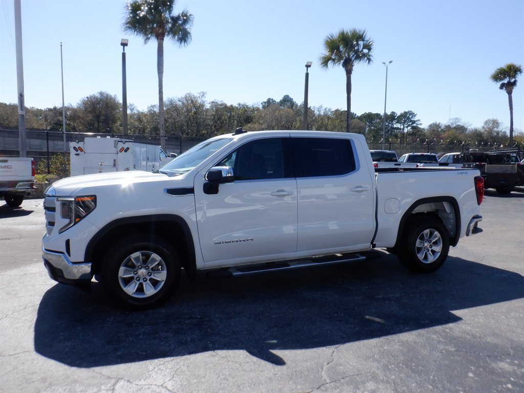 2022 GMC Sierra 4WD Crew Cab Short Box SLE's photo
