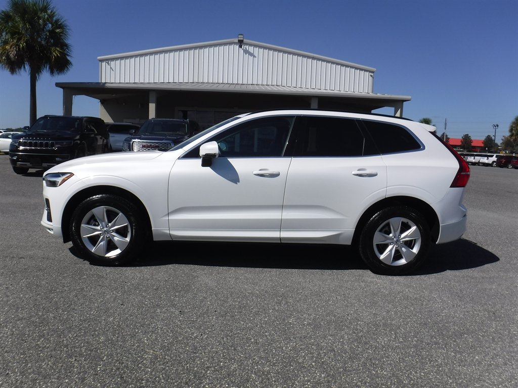 2022 Volvo XC60 Momentum's photo